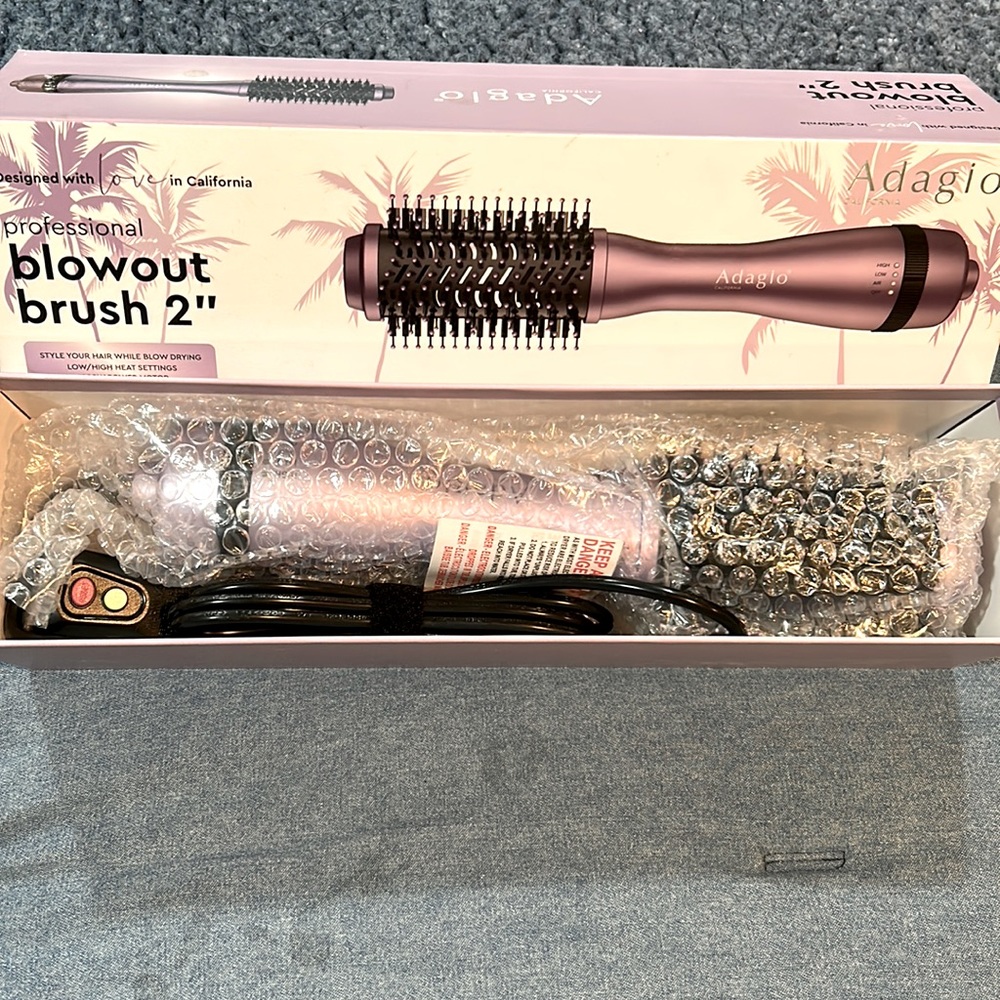 ADAGIO CALIFORNIA NIB Never Used 2” Blowout Brush